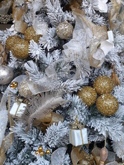 Albero di Natale addobbato con palline e decorazioni artistiche