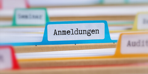 Akten mit der Beschriftung Anmeldungen
