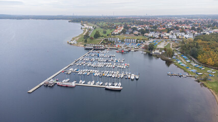 Drohnenflug über See am Hafen 