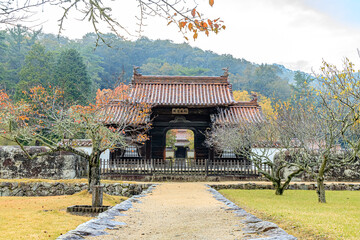Fototapeta premium 秋の旧閑谷学校 校門 岡山県備前市 Former Shizutani School in Autumn. Okayama-ken Bizen city