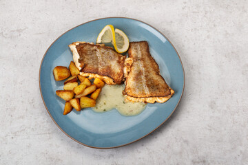 Geratenes Dorsch/Kabeljau Filet mit Bratkartoffeln. fried Cod