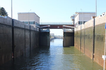 Obraz premium The Volga River. The lock near the reservoir has concrete walls and massive metal gates.