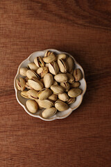 빈티지한 목재 위에 올려져있는 피스타치오