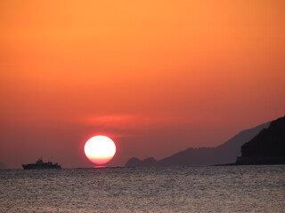 瀬戸内海に沈むだるま夕日