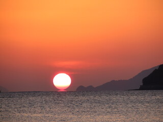 瀬戸内海に沈むだるま夕日