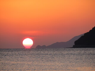 瀬戸内海に沈むだるま夕日