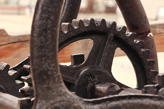 Zębatka, przekładnia, tryby, mechanizm. Studnia na rynku w Sandomierzu. Rack, transmission, gears, mechanism. A well on the market square in Sandomierz.