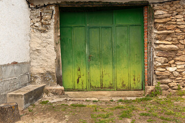 Casa antigua con puerta de madera verde