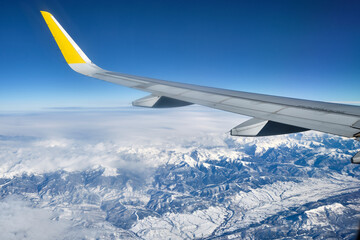 Toma aérea de los Pirineos nevados, desde avión