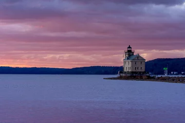 Foto auf Leinwand Kingston, NY - USA -Nov. 27, 2021: Horizontal sunrise view of the historic Rondout Light, a lighthouse on the west side of the Hudson River at Kingston, New York. © Brian