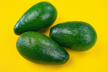 Avocats mûrs sur un fond jaune.