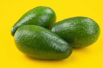Avocats mûrs sur un fond jaune.