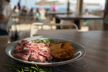 beef steak wiyh potatoes on a plate