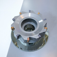 Modern double-sided insert with long helical cutting edges, for milling