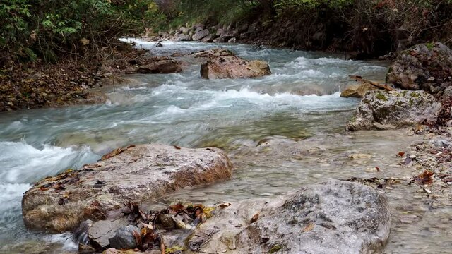 Ein bergbach in den alpen: klausbach in ramsau in berchtesgaden, drei szenen, mit ton