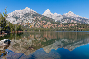 Obraz premium Scenic Reflection Landscape of the Tetons in Taggart Lake Wyoming in Autumn