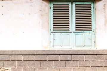 Fototapeta na wymiar old window on a brick wall