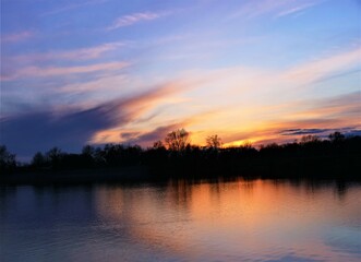 Fototapeta na wymiar Beautiful purple sunset on the lake