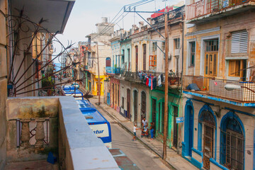 Voorbeeld van een typische straat in Havana met woonhuizen, winkels en restaurants.