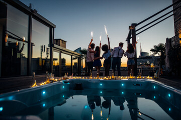 Group of friends having fun on the rooftop of a beautiful penthouse - obrazy, fototapety, plakaty