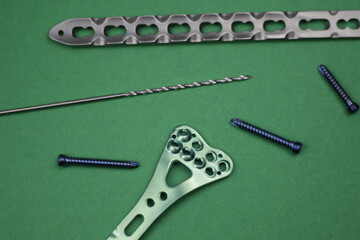 Surgical plate for osteosynthesis in case of bone fractures	