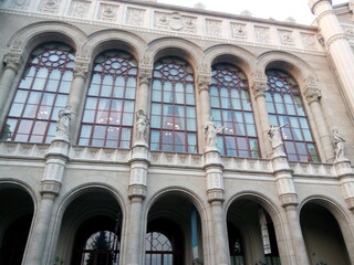 Fototapeta na wymiar the facade of the building