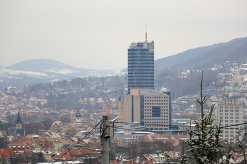 Blick auf das Hochhaus Jentower, im Winter mit Schnee, Jena, Thüringen, Deutschland