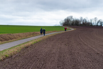 Fototapeta premium spaziergänger wandern in den feldern
