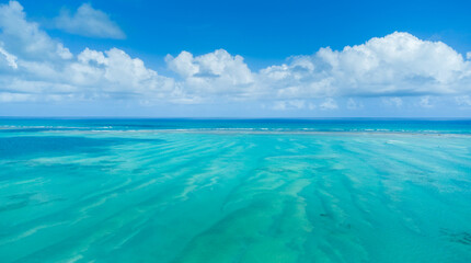Fototapeta na wymiar praia com águas cristalinas vista de drone