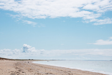 Fototapeta na wymiar plage vide en Bretagne en été