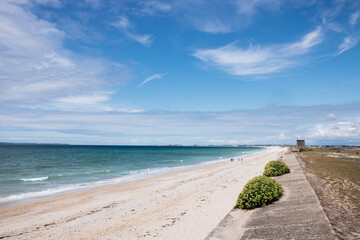 plage  vide à Plouhinec en Bretagne au bord de l'océan atlantique en été