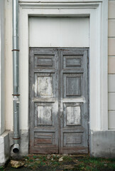 Obraz na płótnie Canvas old doors to the entrance of the house