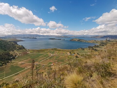 Paisajes de Aquitania (BOYAC&Aacute;), el lago de tota, cultivos de cebolla, y paramos en Colombia