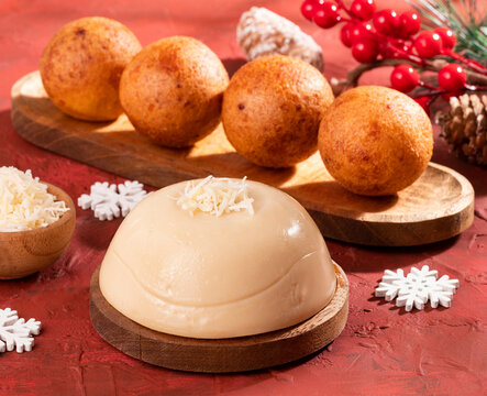 Traditional Colombian christmas food - Bu&ntilde;uelos y natilla