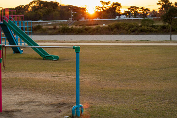 誰もいない夕暮れ時の公園の遊び場
