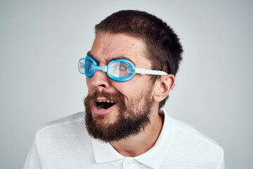 Obraz premium bearded man white shirt goggles for swimming light background