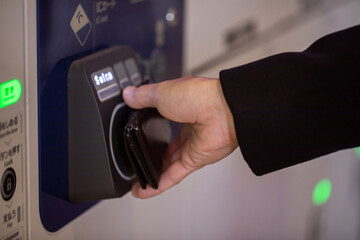 コインロッカーで決済する男性　station