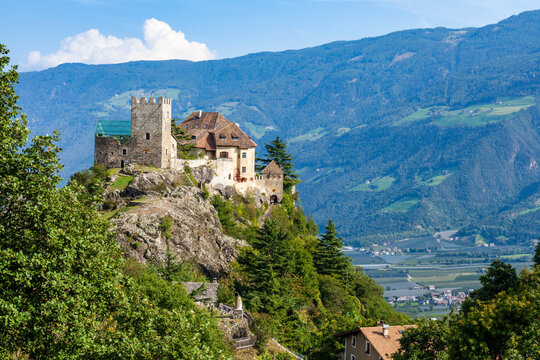 Das mittelalterliche Schloß Juval hoch in den Südtiroler Alpen mit Blick ins Tal