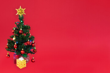 Banner con árbol de navidad con fondo rojo.