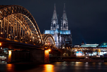 Fototapeta premium Kölner Dom bei Nacht ohne Gerüst