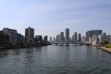 Fototapeta na wymiar 隅田川大橋から見る永代橋とタワーマンション群