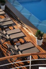 Sonnenliegen auf Luxus Kreuzfahrtschiff - Sun loungers and deck chairs on luxury Silversea...