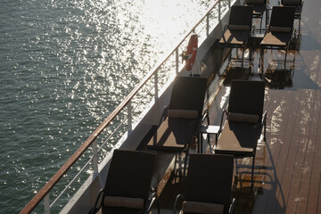 Sonnenliegen auf Luxus Kreuzfahrtschiff - Sun loungers and deck chairs on luxury Silversea...