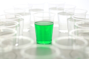 色の付いた水が入った瓶やコップ