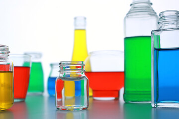 色の付いた水が入った瓶やコップ