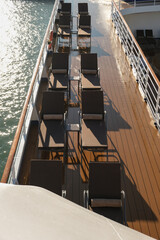 Sonnenliegen auf Luxus Kreuzfahrtschiff - Sun loungers and deck chairs on luxury Silversea...