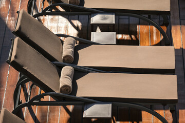 Sonnenliegen auf Luxus Kreuzfahrtschiff - Sun loungers and deck chairs on luxury Silversea...