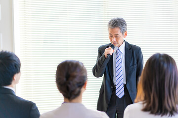 講演会をする中年の男性