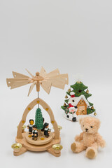 Obraz na płótnie Canvas 木の玩具と熊のぬいぐるみのクリスマスデコレーション