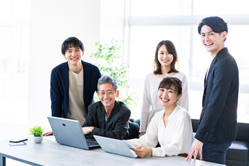笑顔でディスカッションをするビジネスパーソン